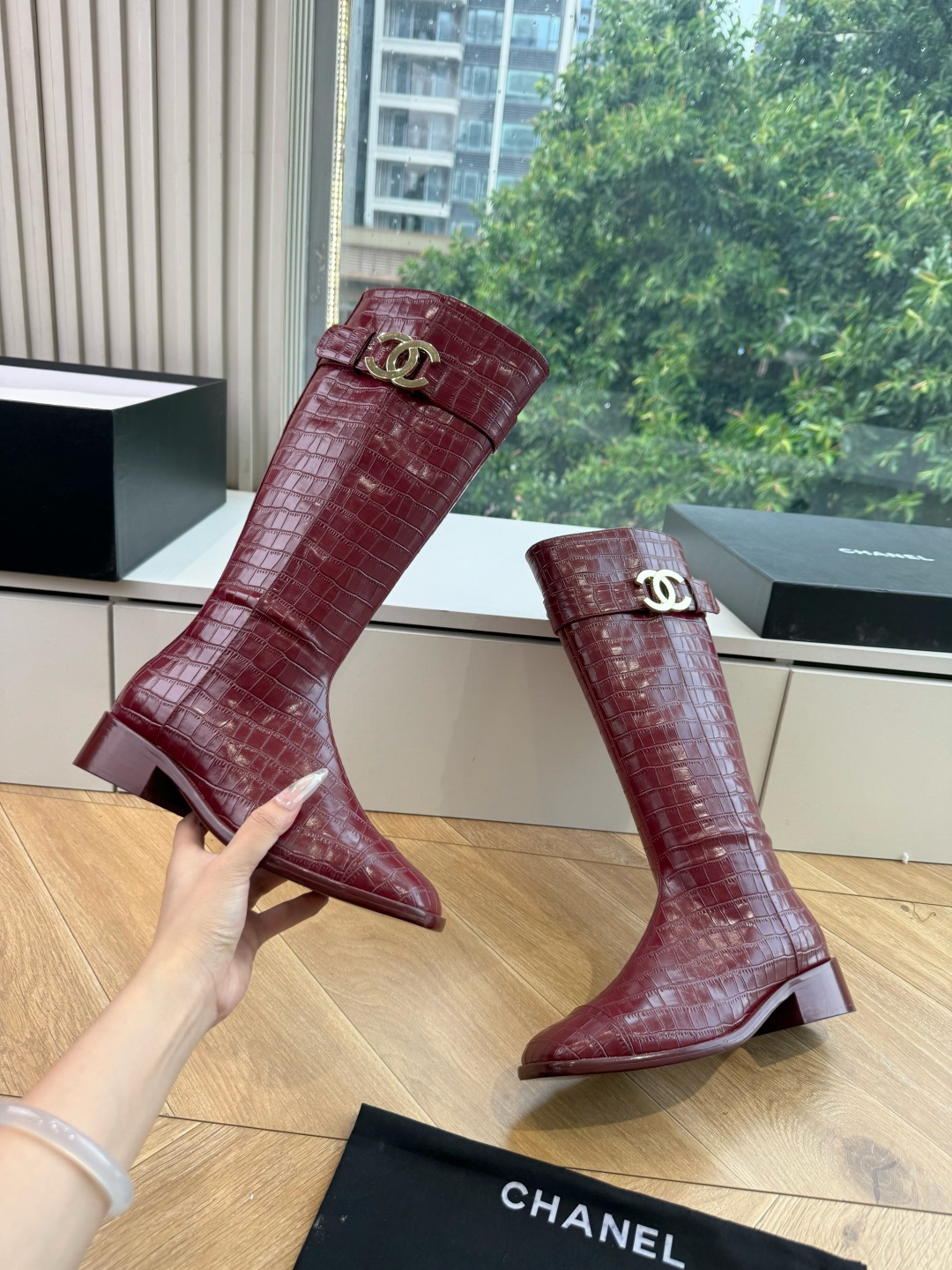 G318所得CHANE*|小香骑士靴新品米兰时尚的T台上 亮相便艳惊四座 成功晋升为潮流人士的梦中情靴 。 经典的双C标 G318所得CHANE*|小香骑士靴新品米兰时尚的T台上 亮相便艳惊四座 成功晋升为潮流人士的梦中情靴 。 经典的双C标