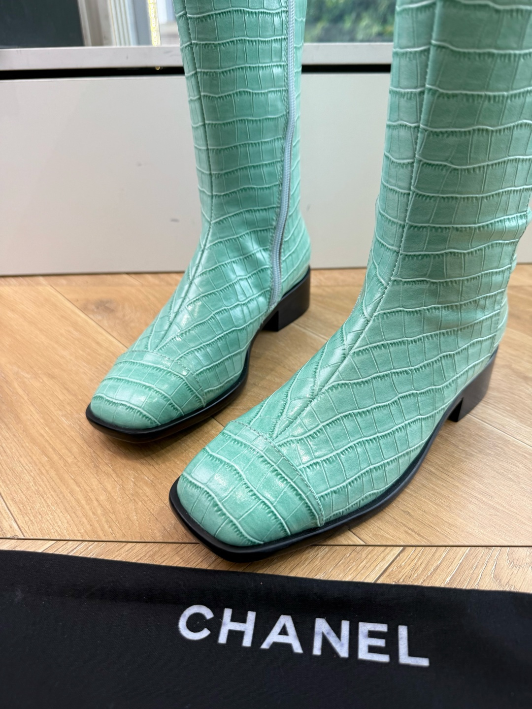 G318所得CHANE*|小香骑士靴新品米兰时尚的T台上 亮相便艳惊四座 成功晋升为潮流人士的梦中情靴 。 经典的双C标 G318所得CHANE*|小香骑士靴新品米兰时尚的T台上 亮相便艳惊四座 成功晋升为潮流人士的梦中情靴 。 经典的双C标