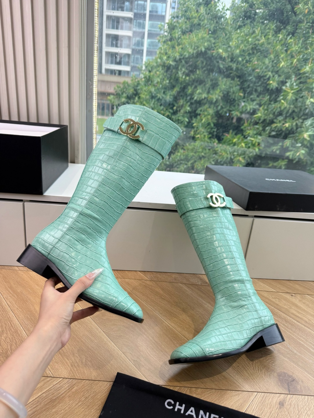 G318所得CHANE*|小香骑士靴新品米兰时尚的T台上 亮相便艳惊四座 成功晋升为潮流人士的梦中情靴 。 经典的双C标 G318所得CHANE*|小香骑士靴新品米兰时尚的T台上 亮相便艳惊四座 成功晋升为潮流人士的梦中情靴 。 经典的双C标