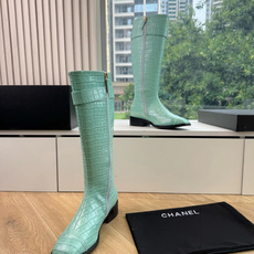 G318所得CHANE*|小香骑士靴新品米兰时尚的T台上 亮相便艳惊四座 成功晋升为潮流人士的梦中情靴 。 经典的双C标 G318所得CHANE*|小香骑士靴新品米兰时尚的T台上 亮相便艳惊四座 成功晋升为潮流人士的梦中情靴 。 经典的双C标