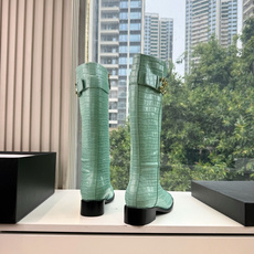 G318所得CHANE*|小香骑士靴新品米兰时尚的T台上 亮相便艳惊四座 成功晋升为潮流人士的梦中情靴 。 经典的双C标 G318所得CHANE*|小香骑士靴新品米兰时尚的T台上 亮相便艳惊四座 成功晋升为潮流人士的梦中情靴 。 经典的双C标