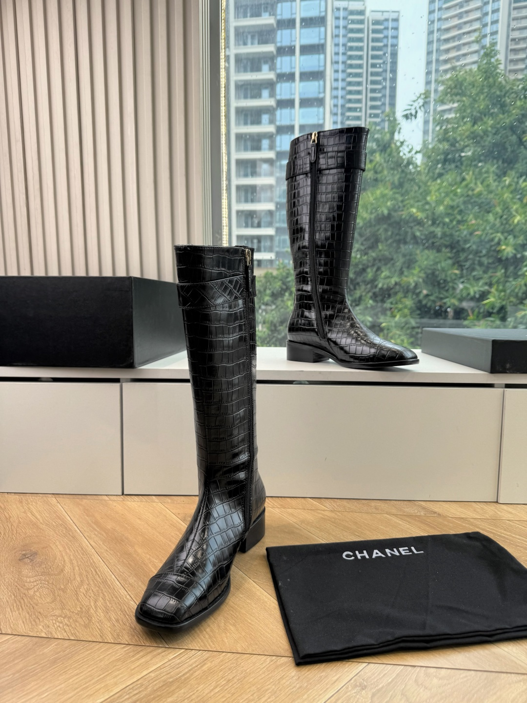 G318所得CHANE*|小香骑士靴新品米兰时尚的T台上 亮相便艳惊四座 成功晋升为潮流人士的梦中情靴 。 经典的双C标 G318所得CHANE*|小香骑士靴新品米兰时尚的T台上 亮相便艳惊四座 成功晋升为潮流人士的梦中情靴 。 经典的双C标