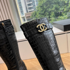 G318所得CHANE*|小香骑士靴新品米兰时尚的T台上 亮相便艳惊四座 成功晋升为潮流人士的梦中情靴 。 经典的双C标 G318所得CHANE*|小香骑士靴新品米兰时尚的T台上 亮相便艳惊四座 成功晋升为潮流人士的梦中情靴 。 经典的双C标