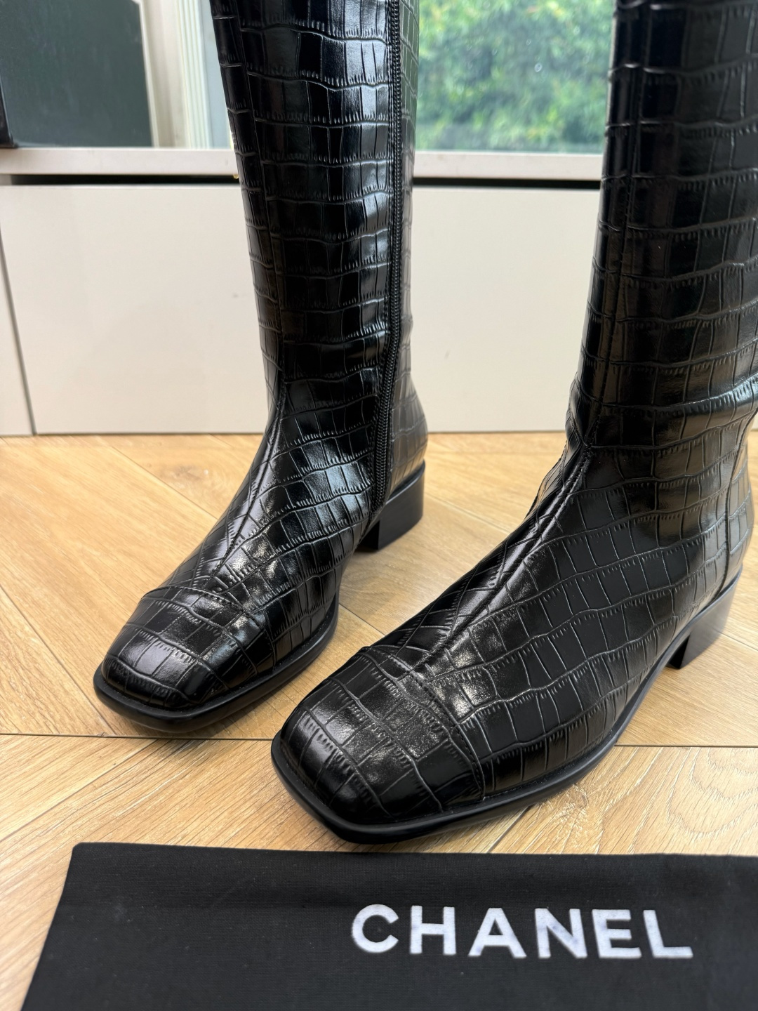 G318所得CHANE*|小香骑士靴新品米兰时尚的T台上 亮相便艳惊四座 成功晋升为潮流人士的梦中情靴 。 经典的双C标 G318所得CHANE*|小香骑士靴新品米兰时尚的T台上 亮相便艳惊四座 成功晋升为潮流人士的梦中情靴 。 经典的双C标