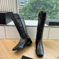 G318所得CHANE*|小香骑士靴新品米兰时尚的T台上 亮相便艳惊四座 成功晋升为潮流人士的梦中情靴 。 经典的双C标 G318所得CHANE*|小香骑士靴新品米兰时尚的T台上 亮相便艳惊四座 成功晋升为潮流人士的梦中情靴 。 经典的双C标