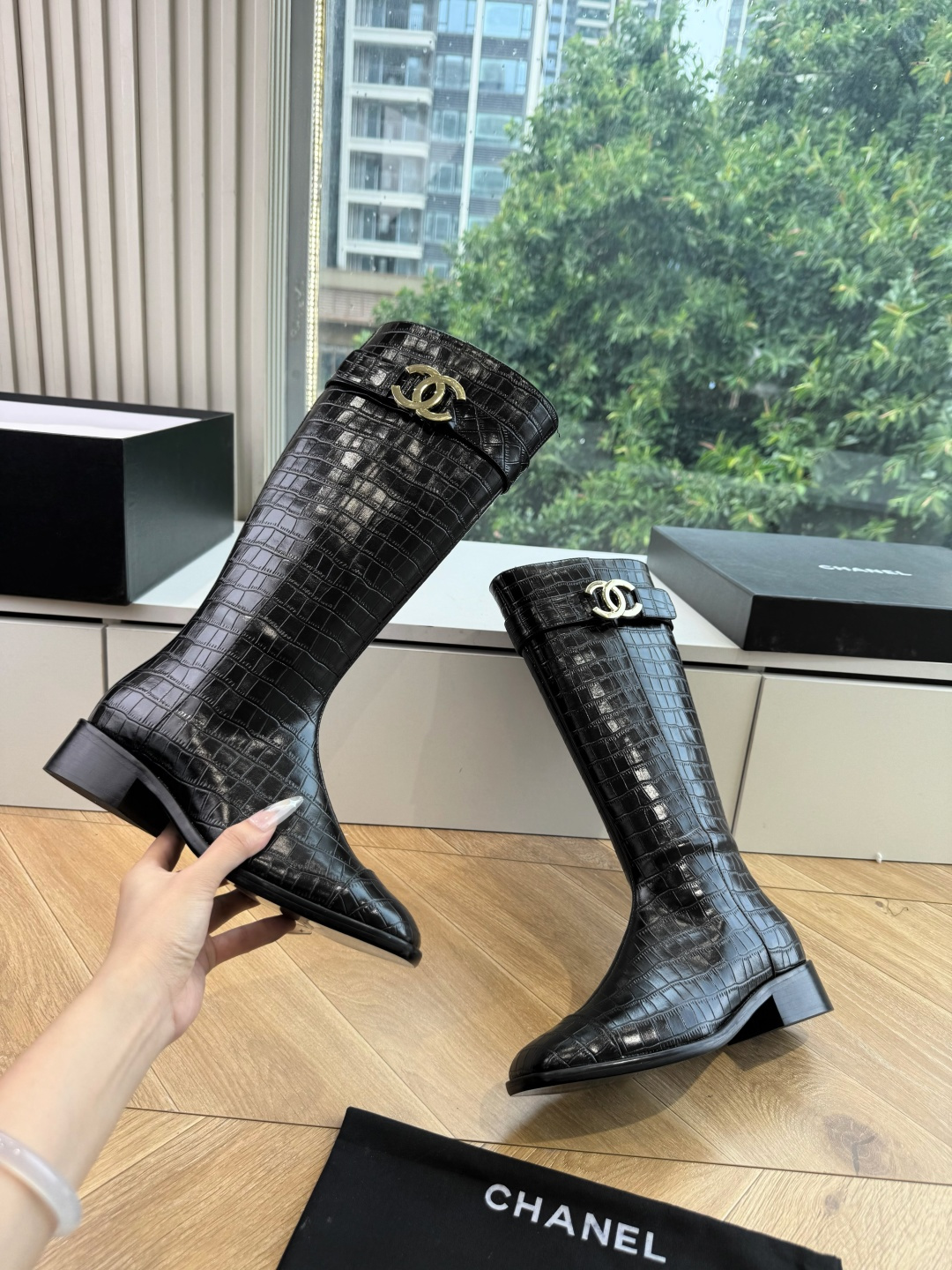 G318所得CHANE*|小香骑士靴新品米兰时尚的T台上 亮相便艳惊四座 成功晋升为潮流人士的梦中情靴 。 经典的双C标 G318所得CHANE*|小香骑士靴新品米兰时尚的T台上 亮相便艳惊四座 成功晋升为潮流人士的梦中情靴 。 经典的双C标