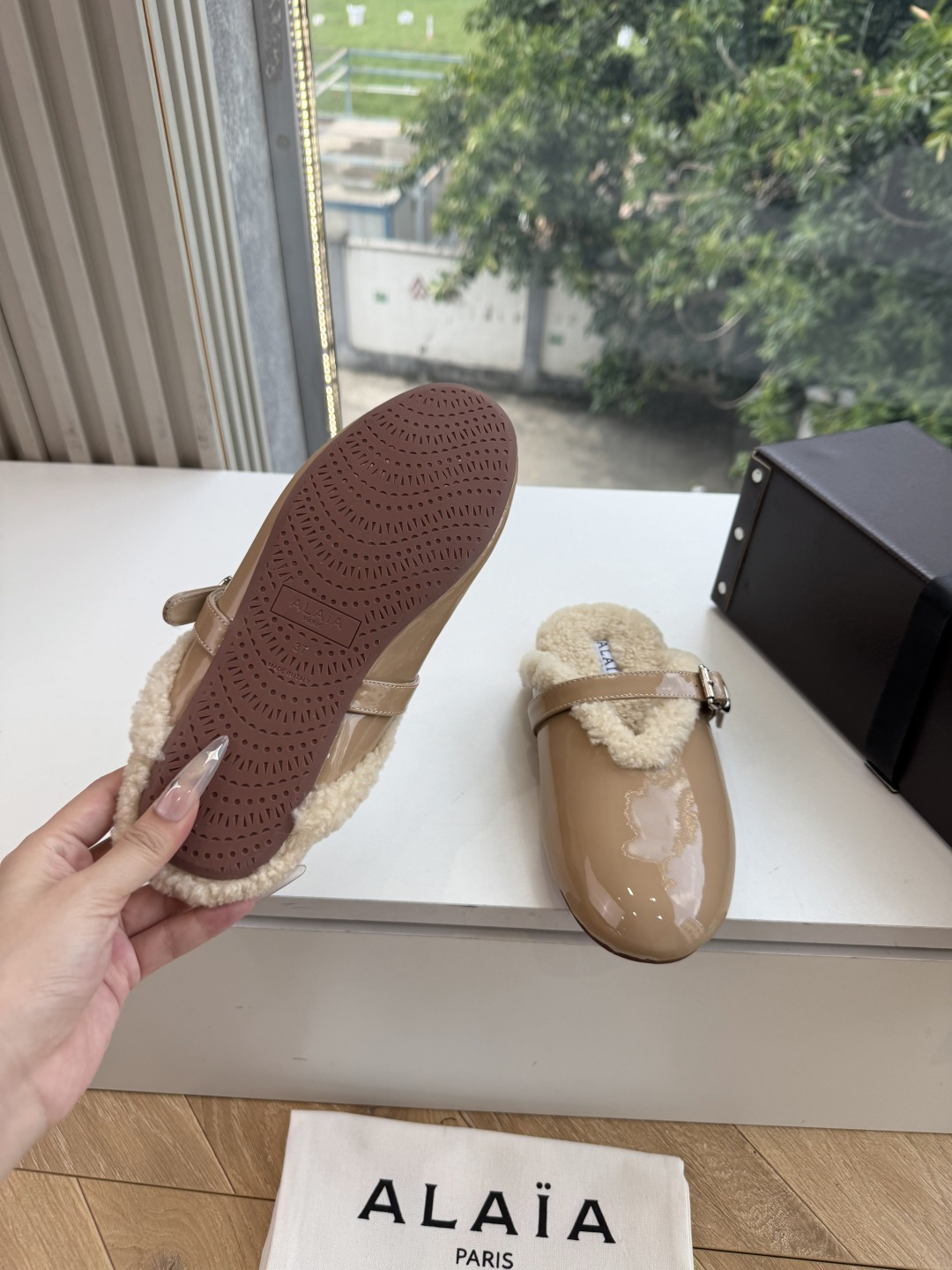 所见即所得G021代购级别原版购入法国一线奢侈品牌ALAIA 阿莱亚秋冬天真的要来咯!羊羔绒鞋~ Alaia奶呼呼的秋冬 所见即所得G021代购级别原版购入法国一线奢侈品牌ALAIA 阿莱亚秋冬天真的要来咯!羊羔绒鞋~ Alaia奶呼呼的秋冬