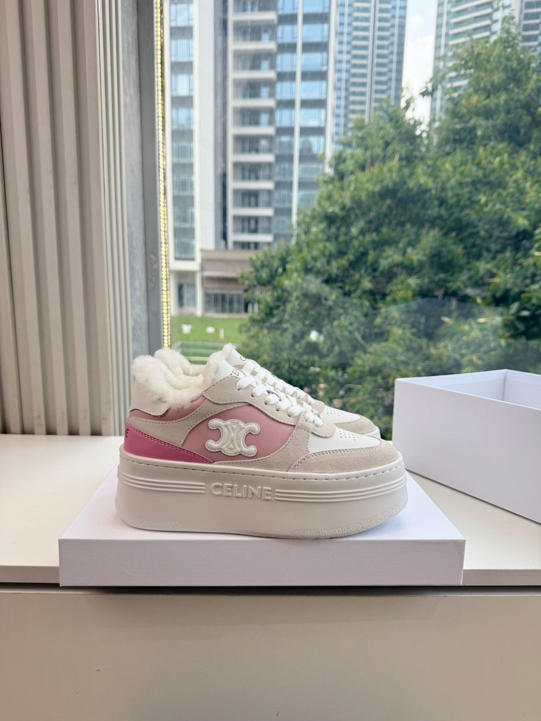 女😀G039 厚底小白鞋CELIN塞琳 秋冬新毛毛鞋赛琳又让我重新爱了它一次！这季节美鞋太多这款毛拖真的是让我无法自拔真