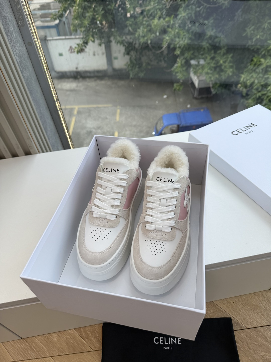 女😀G039 厚底小白鞋CELIN塞琳 秋冬新毛毛鞋赛琳又让我重新爱了它一次！这季节美鞋太多这款毛拖真的是让我无法自拔真