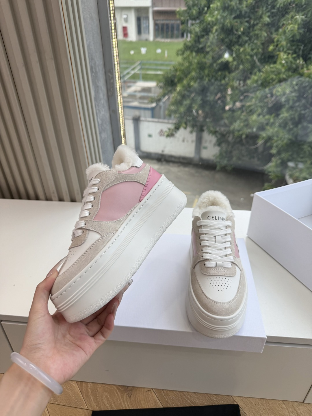 女😀G039 厚底小白鞋CELIN塞琳 秋冬新毛毛鞋赛琳又让我重新爱了它一次！这季节美鞋太多这款毛拖真的是让我无法自拔真
