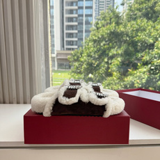 G021所见即所得Roger Vivier/ RV新品雪地靴对是你鞋柜中不可缺少的时髦担当融合了复古与现代的元素鞋面上那 G021所见即所得Roger Vivier/ RV新品雪地靴对是你鞋柜中不可缺少的时髦担当融合了复古与现代的元素鞋面上那