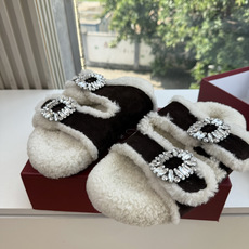 G021所见即所得Roger Vivier/ RV新品雪地靴对是你鞋柜中不可缺少的时髦担当融合了复古与现代的元素鞋面上那 G021所见即所得Roger Vivier/ RV新品雪地靴对是你鞋柜中不可缺少的时髦担当融合了复古与现代的元素鞋面上那