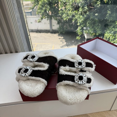 G021所见即所得Roger Vivier/ RV新品雪地靴对是你鞋柜中不可缺少的时髦担当融合了复古与现代的元素鞋面上那 G021所见即所得Roger Vivier/ RV新品雪地靴对是你鞋柜中不可缺少的时髦担当融合了复古与现代的元素鞋面上那