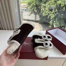 G021所见即所得Roger Vivier/ RV新品雪地靴对是你鞋柜中不可缺少的时髦担当融合了复古与现代的元素鞋面上那 G021所见即所得Roger Vivier/ RV新品雪地靴对是你鞋柜中不可缺少的时髦担当融合了复古与现代的元素鞋面上那