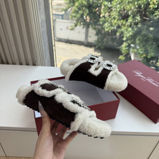 G021所见即所得Roger Vivier/ RV新品雪地靴对是你鞋柜中不可缺少的时髦担当融合了复古与现代的元素鞋面上那 G021所见即所得Roger Vivier/ RV新品雪地靴对是你鞋柜中不可缺少的时髦担当融合了复古与现代的元素鞋面上那