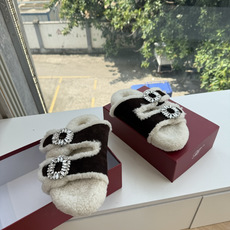 G021所见即所得Roger Vivier/ RV新品雪地靴对是你鞋柜中不可缺少的时髦担当融合了复古与现代的元素鞋面上那 G021所见即所得Roger Vivier/ RV新品雪地靴对是你鞋柜中不可缺少的时髦担当融合了复古与现代的元素鞋面上那