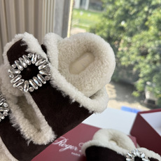 G021所见即所得Roger Vivier/ RV新品雪地靴对是你鞋柜中不可缺少的时髦担当融合了复古与现代的元素鞋面上那 G021所见即所得Roger Vivier/ RV新品雪地靴对是你鞋柜中不可缺少的时髦担当融合了复古与现代的元素鞋面上那