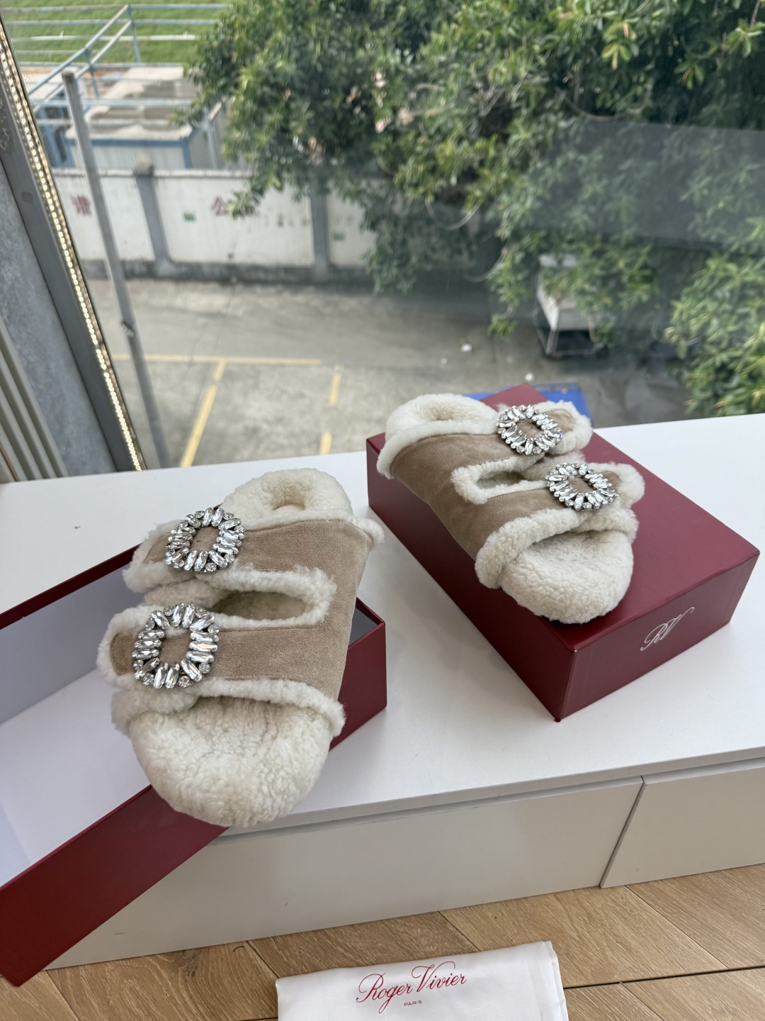 G021所见即所得Roger Vivier/ RV新品雪地靴对是你鞋柜中不可缺少的时髦担当融合了复古与现代的元素鞋面上那