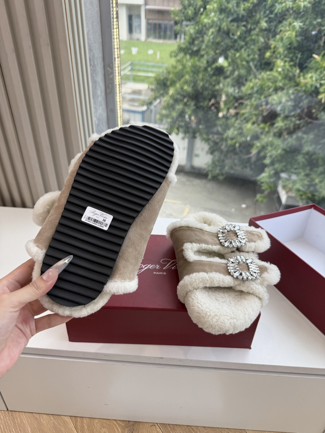 G021所见即所得Roger Vivier/ RV新品雪地靴对是你鞋柜中不可缺少的时髦担当融合了复古与现代的元素鞋面上那