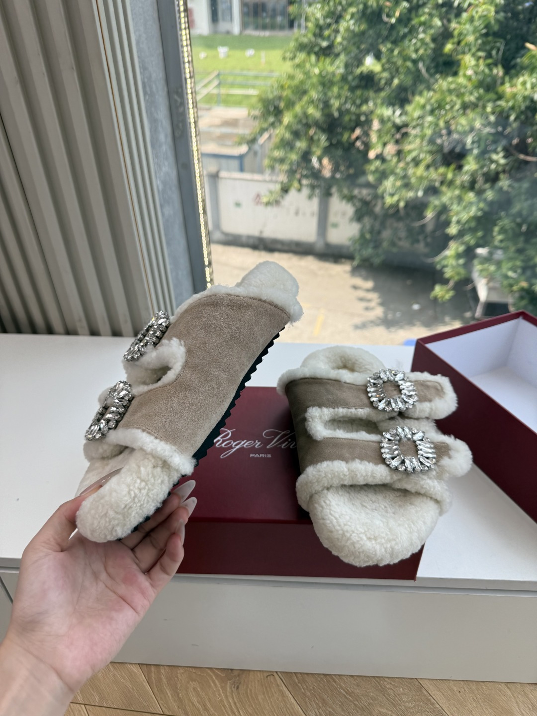 G021所见即所得Roger Vivier/ RV新品雪地靴对是你鞋柜中不可缺少的时髦担当融合了复古与现代的元素鞋面上那