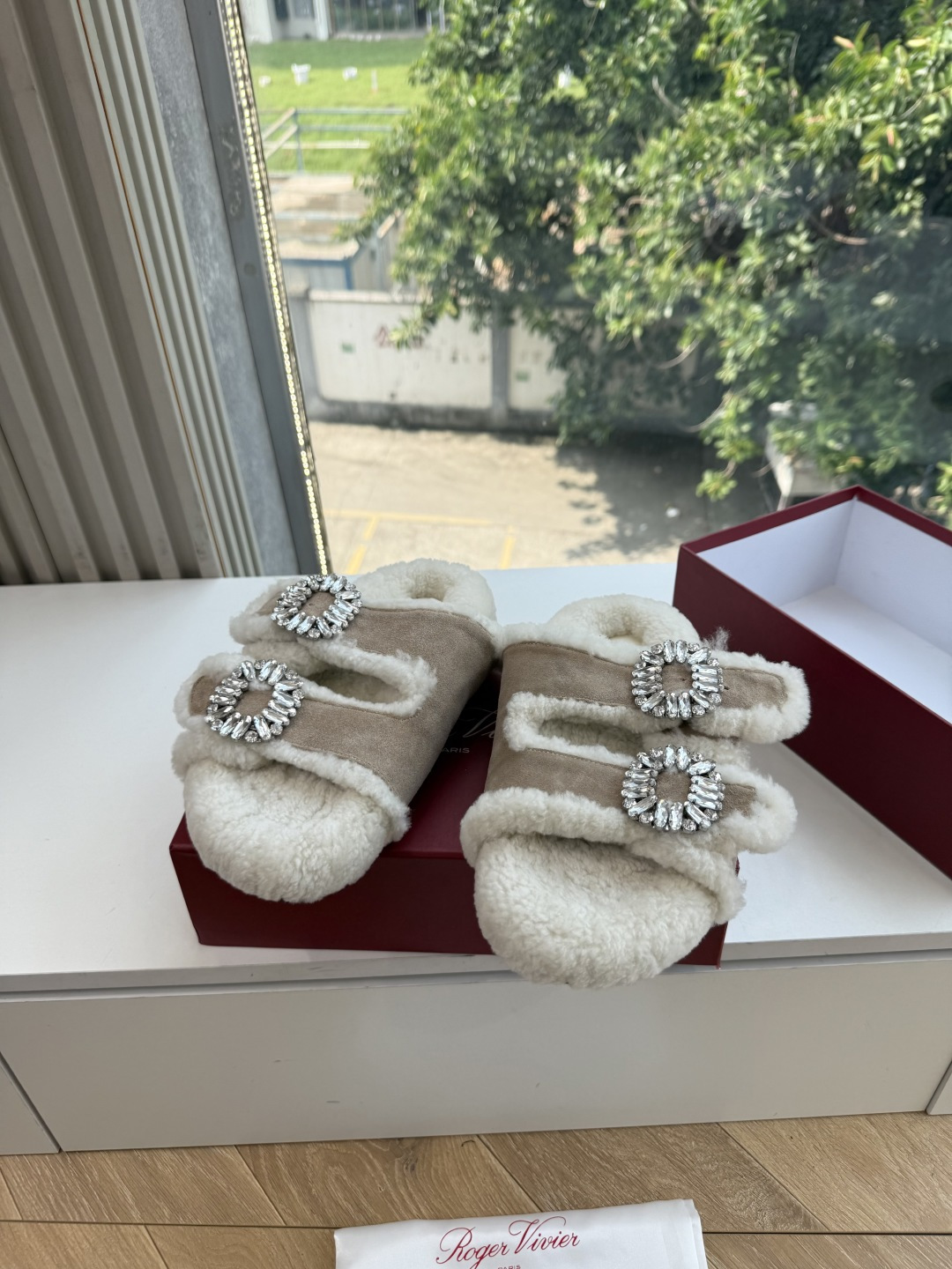 G021所见即所得Roger Vivier/ RV新品雪地靴对是你鞋柜中不可缺少的时髦担当融合了复古与现代的元素鞋面上那 G021所见即所得Roger Vivier/ RV新品雪地靴对是你鞋柜中不可缺少的时髦担当融合了复古与现代的元素鞋面上那