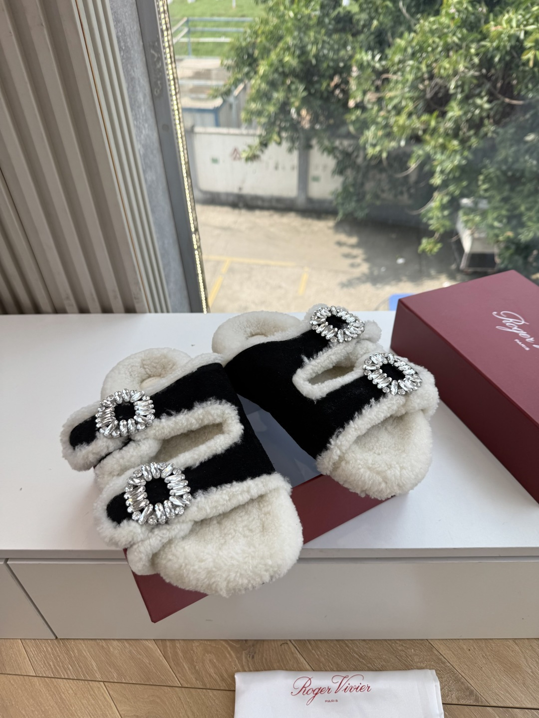 G021所见即所得Roger Vivier/ RV新品雪地靴对是你鞋柜中不可缺少的时髦担当融合了复古与现代的元素鞋面上那 G021所见即所得Roger Vivier/ RV新品雪地靴对是你鞋柜中不可缺少的时髦担当融合了复古与现代的元素鞋面上那