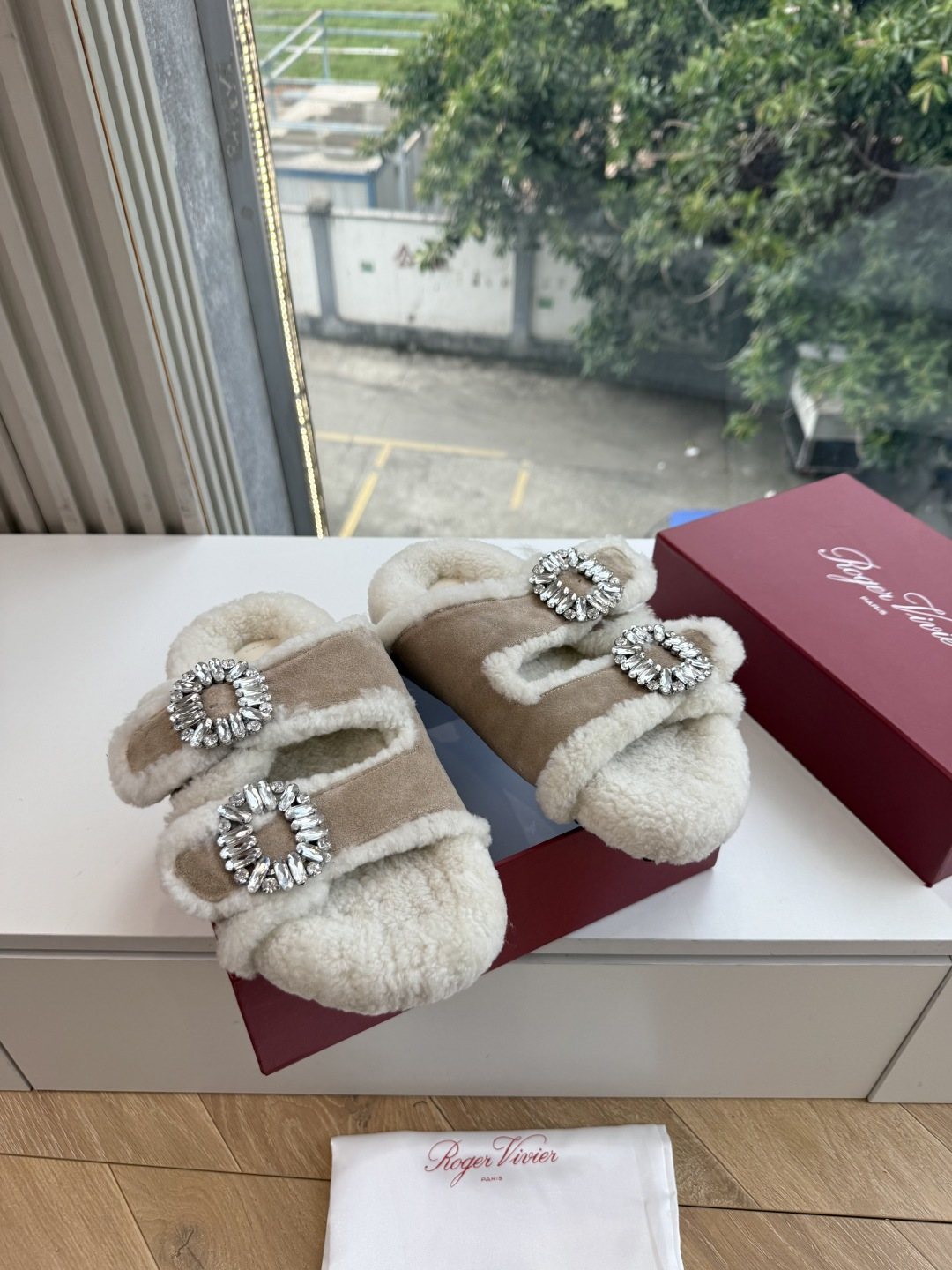 G021所见即所得Roger Vivier/ RV新品雪地靴对是你鞋柜中不可缺少的时髦担当融合了复古与现代的元素鞋面上那