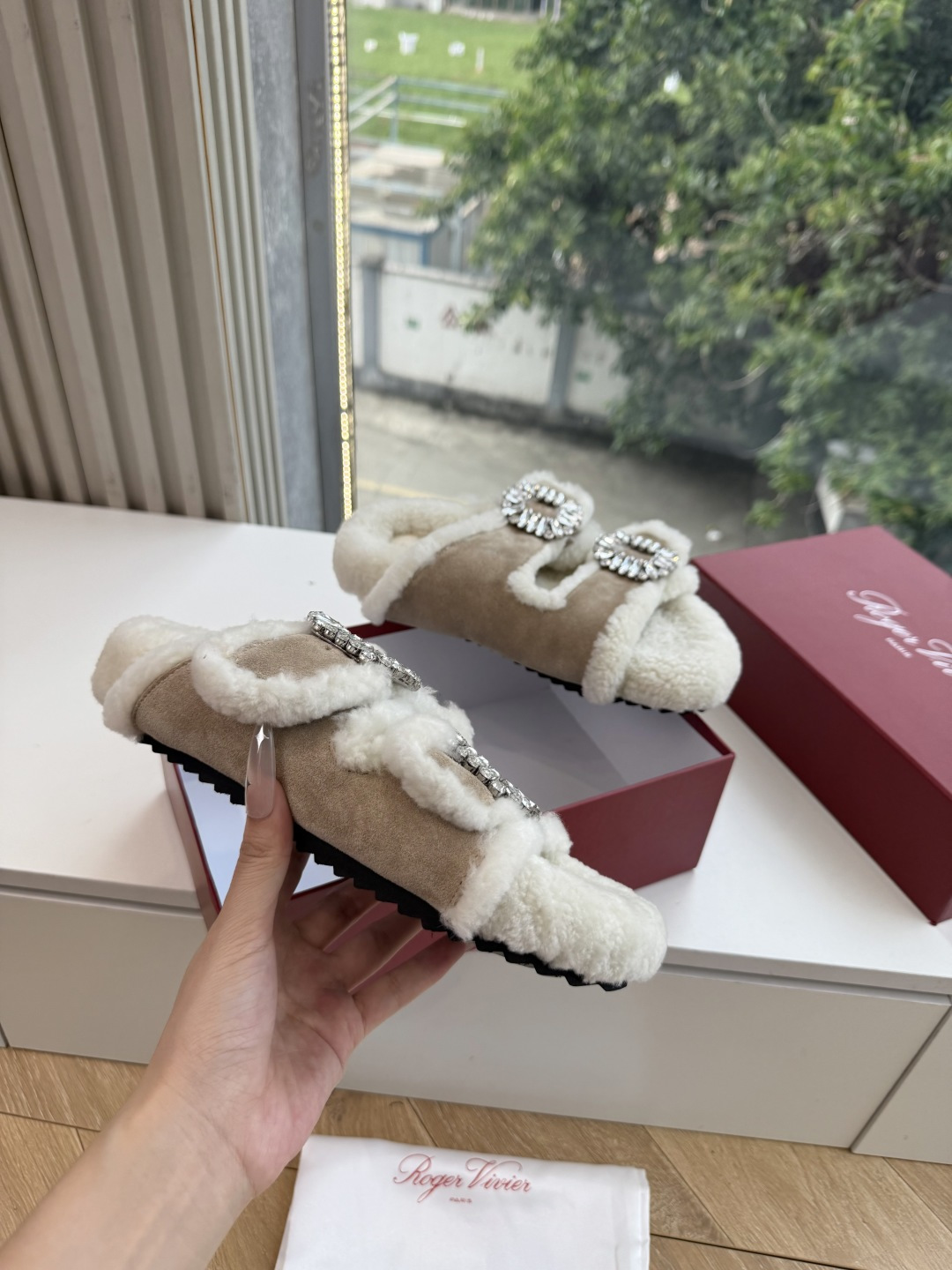 G021所见即所得Roger Vivier/ RV新品雪地靴对是你鞋柜中不可缺少的时髦担当融合了复古与现代的元素鞋面上那