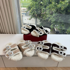G021所见即所得Roger Vivier/ RV新品雪地靴对是你鞋柜中不可缺少的时髦担当融合了复古与现代的元素鞋面上那 G021所见即所得Roger Vivier/ RV新品雪地靴对是你鞋柜中不可缺少的时髦担当融合了复古与现代的元素鞋面上那