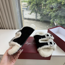 G021所见即所得Roger Vivier/ RV新品雪地靴对是你鞋柜中不可缺少的时髦担当融合了复古与现代的元素鞋面上那 G021所见即所得Roger Vivier/ RV新品雪地靴对是你鞋柜中不可缺少的时髦担当融合了复古与现代的元素鞋面上那