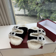 G021所见即所得Roger Vivier/ RV新品雪地靴对是你鞋柜中不可缺少的时髦担当融合了复古与现代的元素鞋面上那 G021所见即所得Roger Vivier/ RV新品雪地靴对是你鞋柜中不可缺少的时髦担当融合了复古与现代的元素鞋面上那
