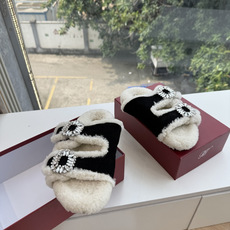 G021所见即所得Roger Vivier/ RV新品雪地靴对是你鞋柜中不可缺少的时髦担当融合了复古与现代的元素鞋面上那 G021所见即所得Roger Vivier/ RV新品雪地靴对是你鞋柜中不可缺少的时髦担当融合了复古与现代的元素鞋面上那