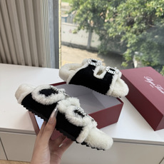 G021所见即所得Roger Vivier/ RV新品雪地靴对是你鞋柜中不可缺少的时髦担当融合了复古与现代的元素鞋面上那 G021所见即所得Roger Vivier/ RV新品雪地靴对是你鞋柜中不可缺少的时髦担当融合了复古与现代的元素鞋面上那