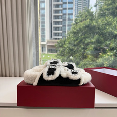 G021所见即所得Roger Vivier/ RV新品雪地靴对是你鞋柜中不可缺少的时髦担当融合了复古与现代的元素鞋面上那 G021所见即所得Roger Vivier/ RV新品雪地靴对是你鞋柜中不可缺少的时髦担当融合了复古与现代的元素鞋面上那