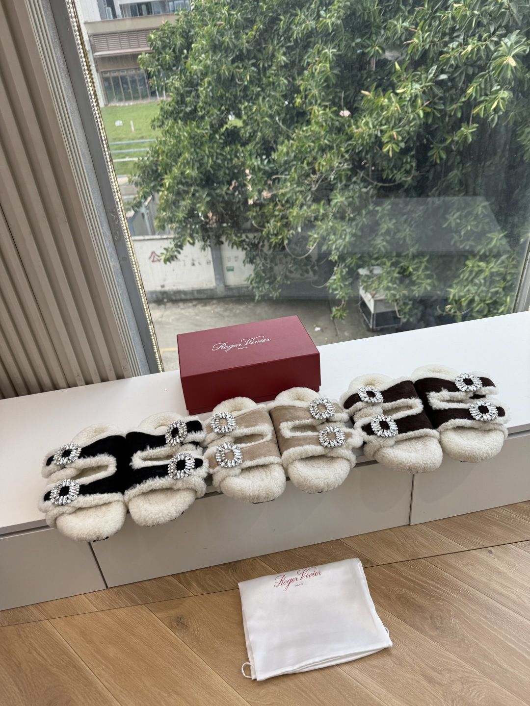 G021所见即所得Roger Vivier/ RV新品雪地靴对是你鞋柜中不可缺少的时髦担当融合了复古与现代的元素鞋面上那