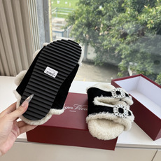 G021所见即所得Roger Vivier/ RV新品雪地靴对是你鞋柜中不可缺少的时髦担当融合了复古与现代的元素鞋面上那 G021所见即所得Roger Vivier/ RV新品雪地靴对是你鞋柜中不可缺少的时髦担当融合了复古与现代的元素鞋面上那