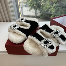 G021所见即所得Roger Vivier/ RV新品雪地靴对是你鞋柜中不可缺少的时髦担当融合了复古与现代的元素鞋面上那 G021所见即所得Roger Vivier/ RV新品雪地靴对是你鞋柜中不可缺少的时髦担当融合了复古与现代的元素鞋面上那