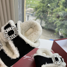 G021所见即所得Roger Vivier/ RV新品雪地靴对是你鞋柜中不可缺少的时髦担当融合了复古与现代的元素鞋面上那 G021所见即所得Roger Vivier/ RV新品雪地靴对是你鞋柜中不可缺少的时髦担当融合了复古与现代的元素鞋面上那
