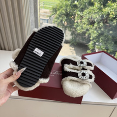 G021所见即所得Roger Vivier/ RV新品雪地靴对是你鞋柜中不可缺少的时髦担当融合了复古与现代的元素鞋面上那 G021所见即所得Roger Vivier/ RV新品雪地靴对是你鞋柜中不可缺少的时髦担当融合了复古与现代的元素鞋面上那