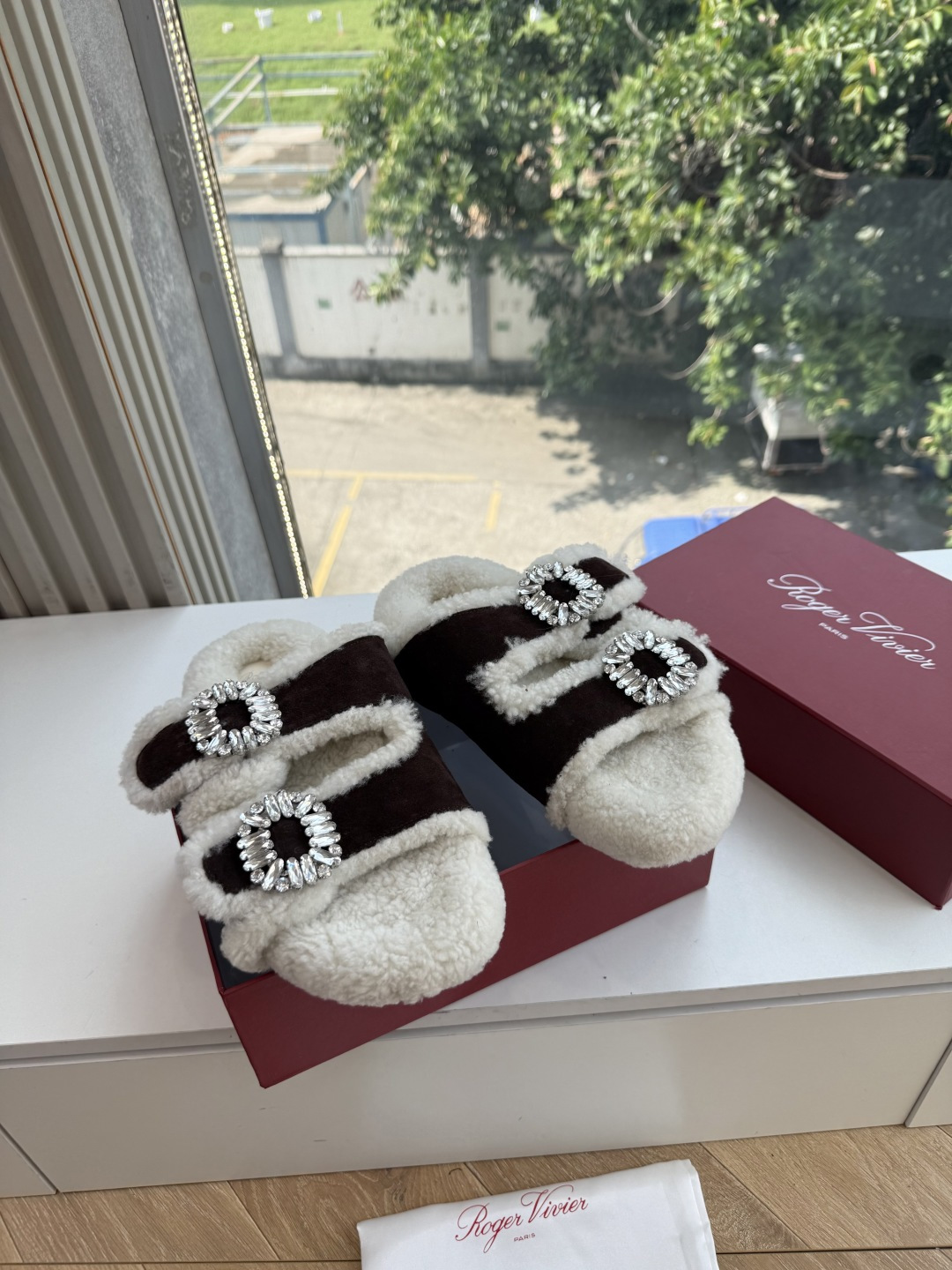 G021所见即所得Roger Vivier/ RV新品雪地靴对是你鞋柜中不可缺少的时髦担当融合了复古与现代的元素鞋面上那 G021所见即所得Roger Vivier/ RV新品雪地靴对是你鞋柜中不可缺少的时髦担当融合了复古与现代的元素鞋面上那