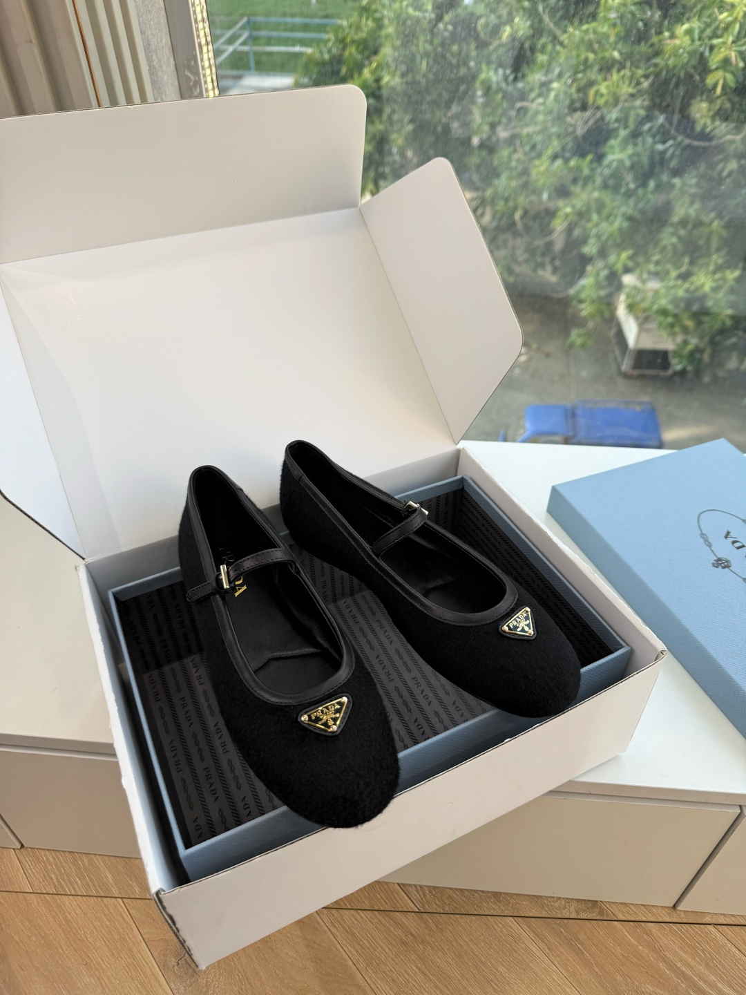 G887统一飞机盒顶级品质所见即所得Prada/普拉达26WF早春新品复古三角标褶皱粗跟平底玛丽珍鞋单鞋 当米兰1913