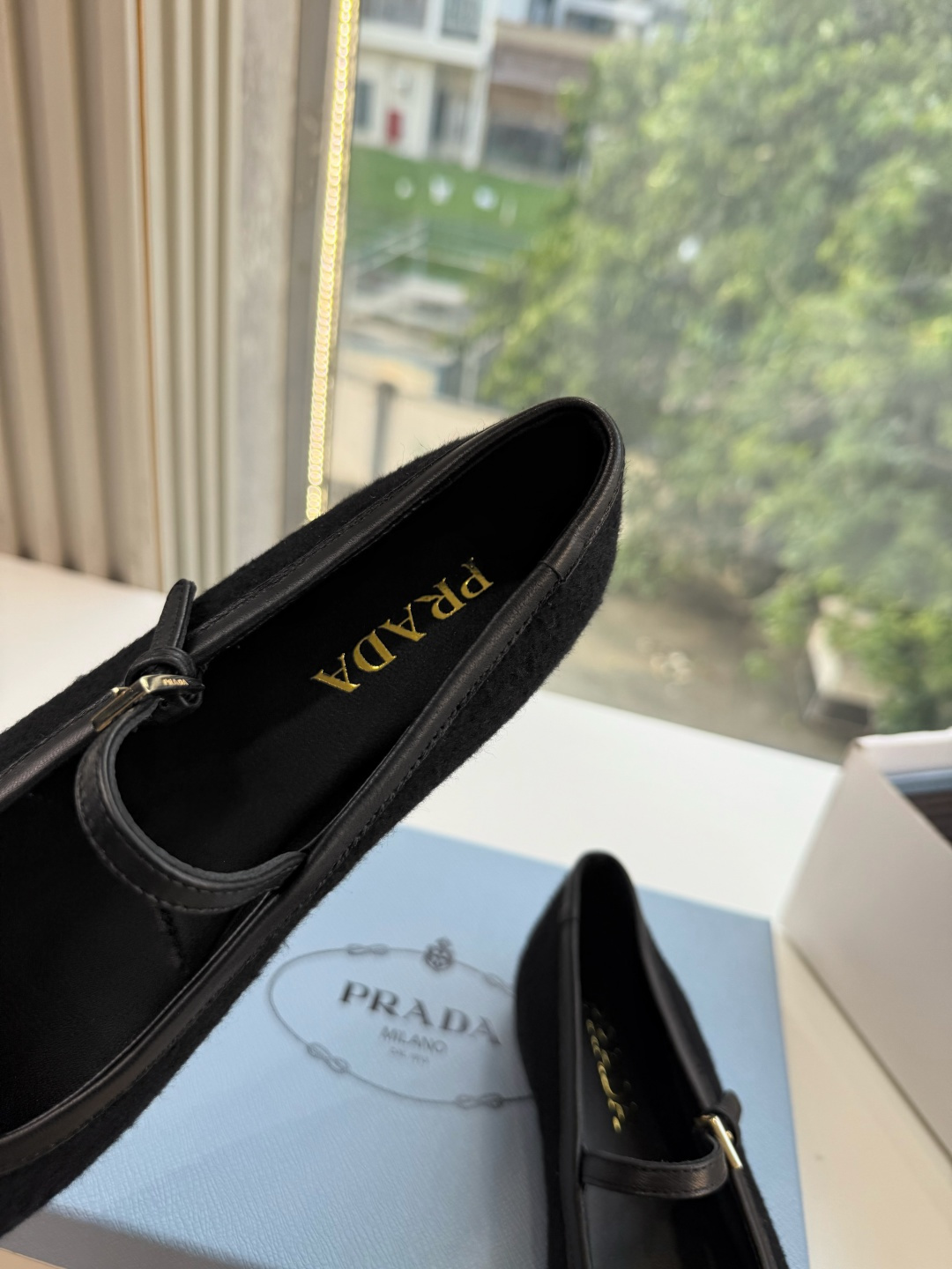 G887统一飞机盒顶级品质所见即所得Prada/普拉达26WF早春新品复古三角标褶皱粗跟平底玛丽珍鞋单鞋 当米兰1913