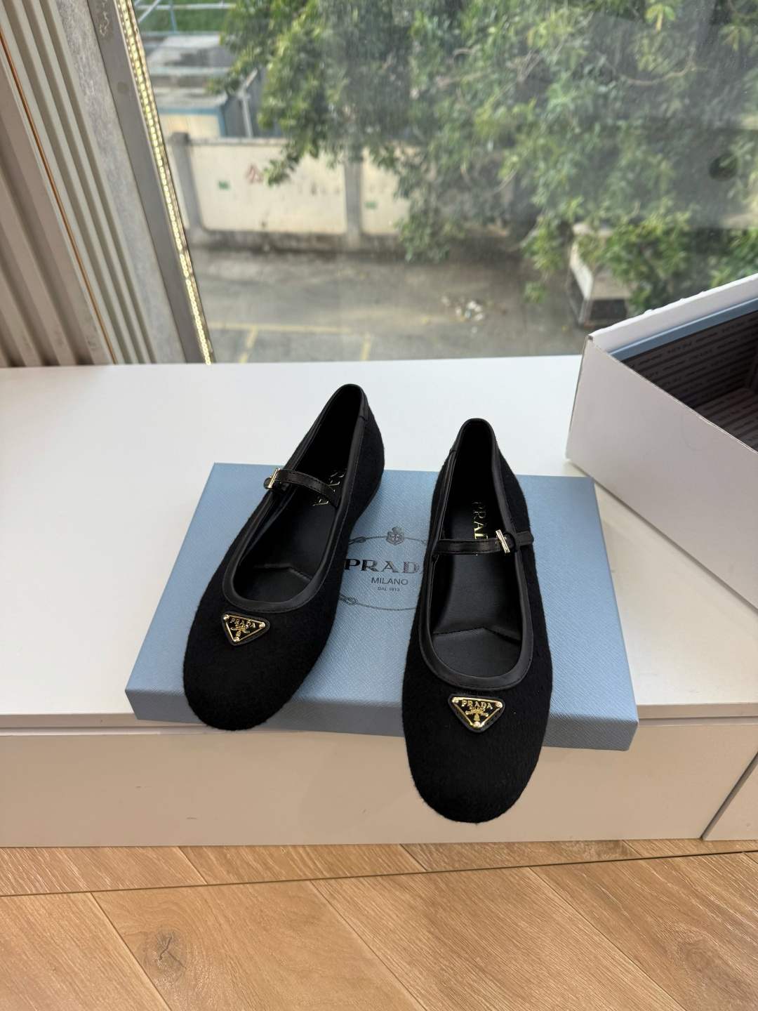 G887统一飞机盒顶级品质所见即所得Prada/普拉达26WF早春新品复古三角标褶皱粗跟平底玛丽珍鞋单鞋 当米兰1913
