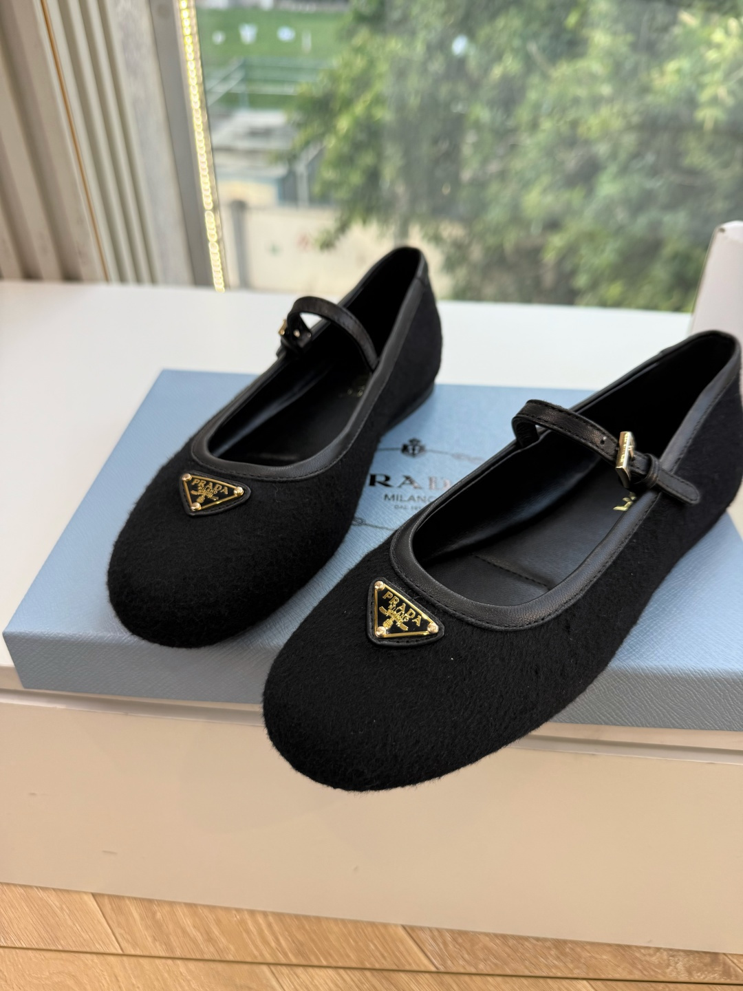 G887统一飞机盒顶级品质所见即所得Prada/普拉达26WF早春新品复古三角标褶皱粗跟平底玛丽珍鞋单鞋 当米兰1913