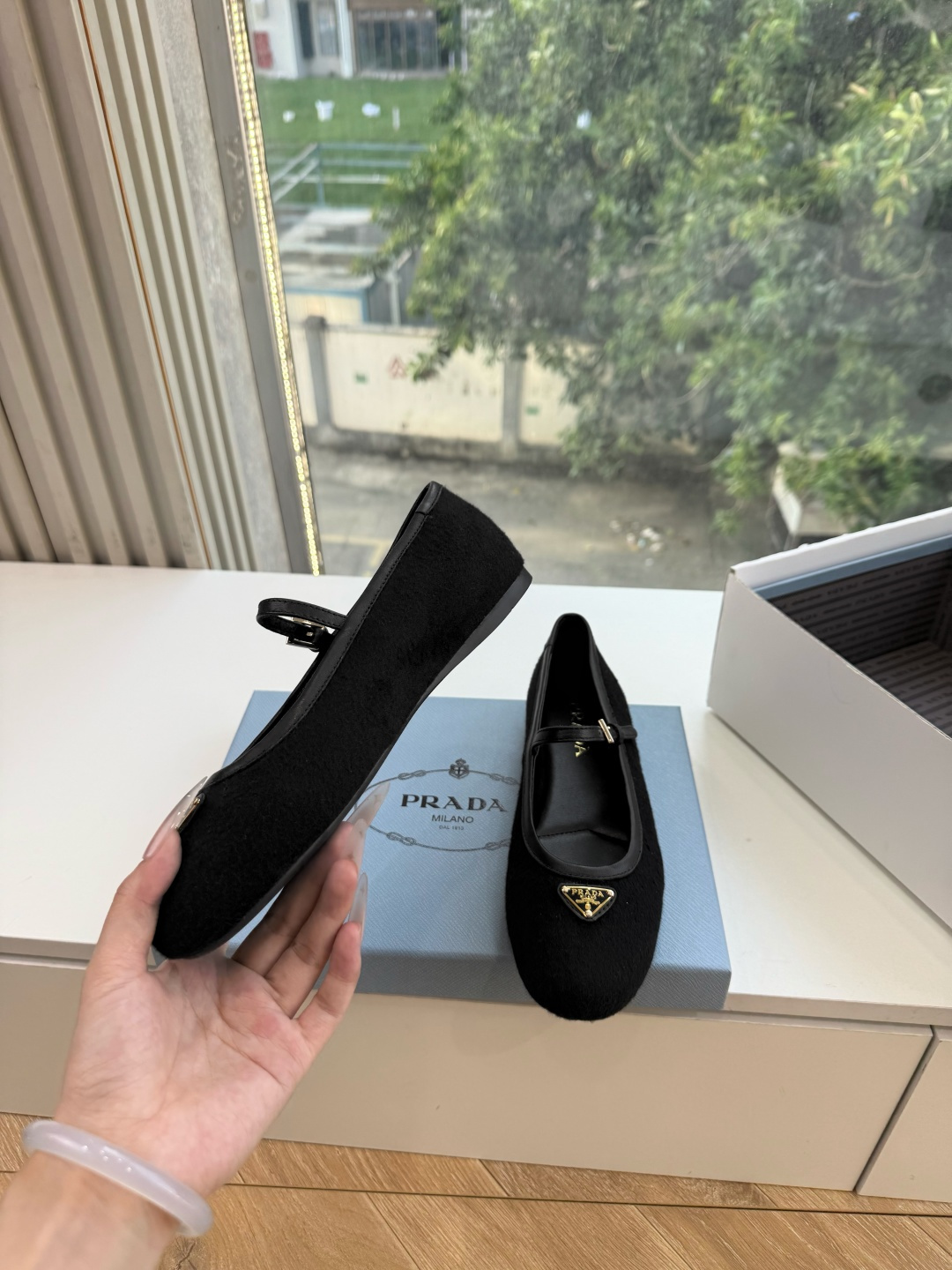 G887统一飞机盒顶级品质所见即所得Prada/普拉达26WF早春新品复古三角标褶皱粗跟平底玛丽珍鞋单鞋 当米兰1913