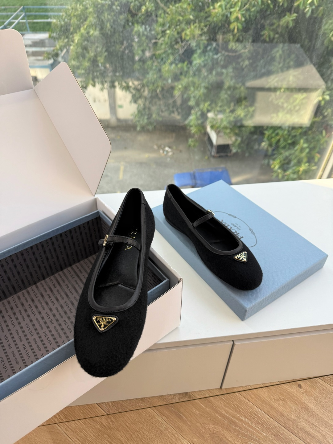 G887统一飞机盒顶级品质所见即所得Prada/普拉达26WF早春新品复古三角标褶皱粗跟平底玛丽珍鞋单鞋 当米兰1913