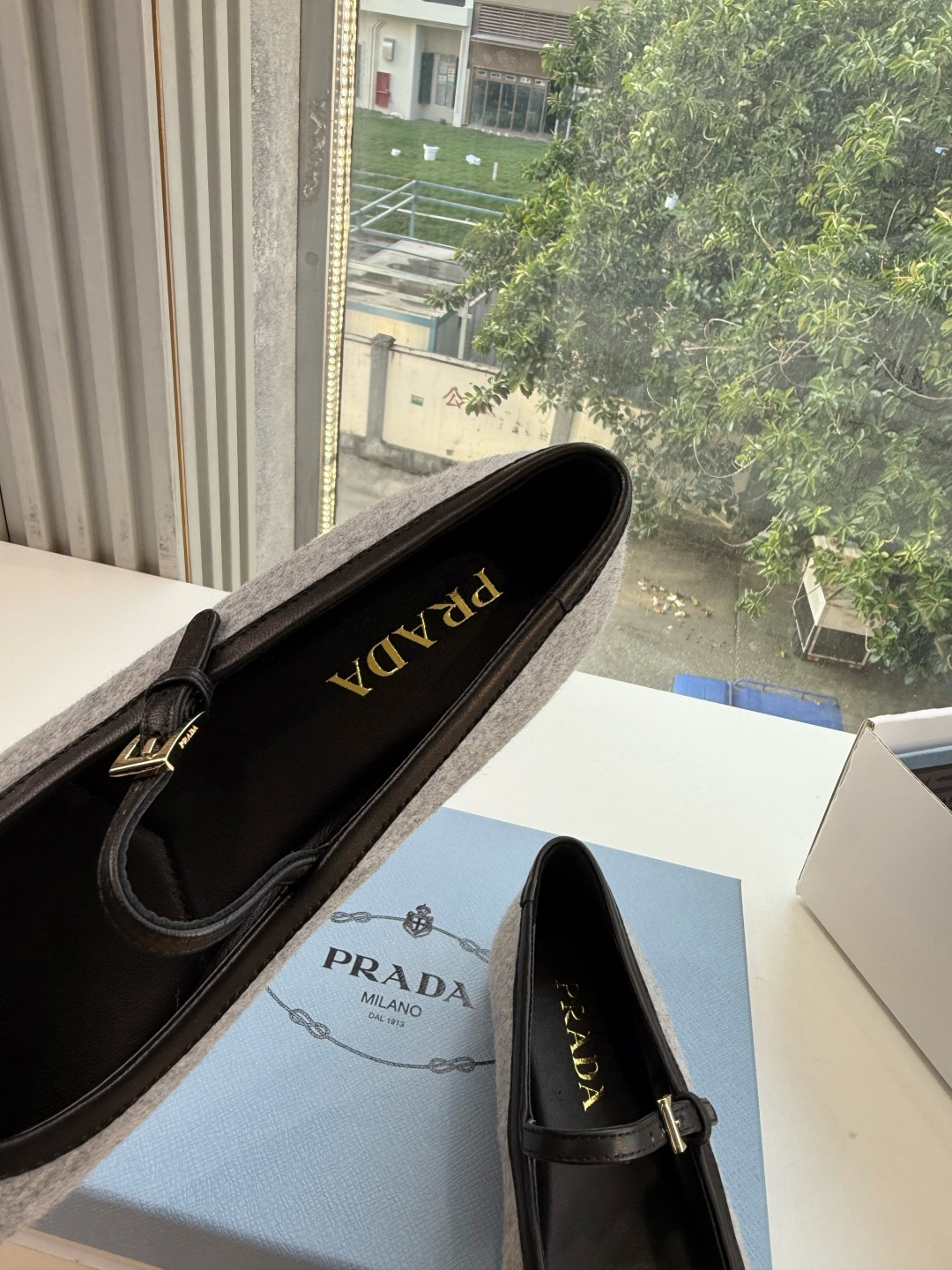 G887统一飞机盒顶级品质所见即所得Prada/普拉达26WF早春新品复古三角标褶皱粗跟平底玛丽珍鞋单鞋 当米兰1913