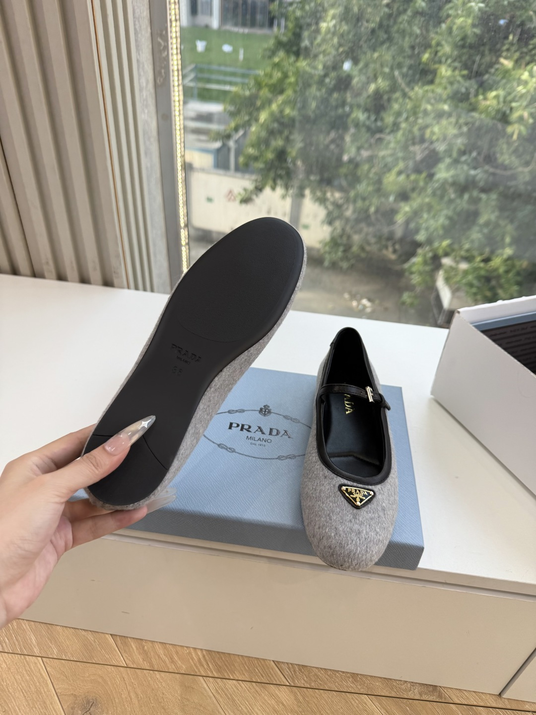 G887统一飞机盒顶级品质所见即所得Prada/普拉达26WF早春新品复古三角标褶皱粗跟平底玛丽珍鞋单鞋 当米兰1913