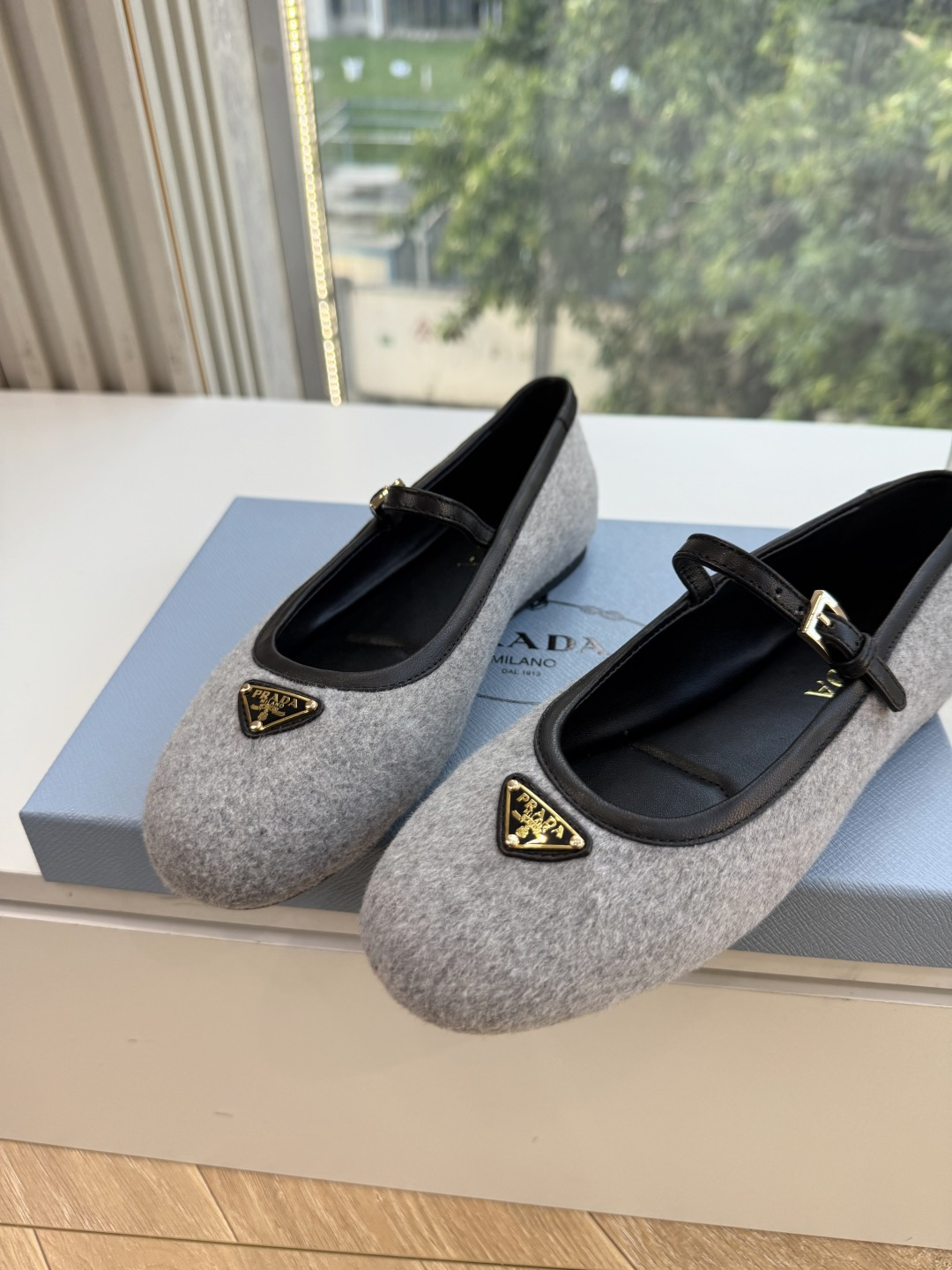 G887统一飞机盒顶级品质所见即所得Prada/普拉达26WF早春新品复古三角标褶皱粗跟平底玛丽珍鞋单鞋 当米兰1913