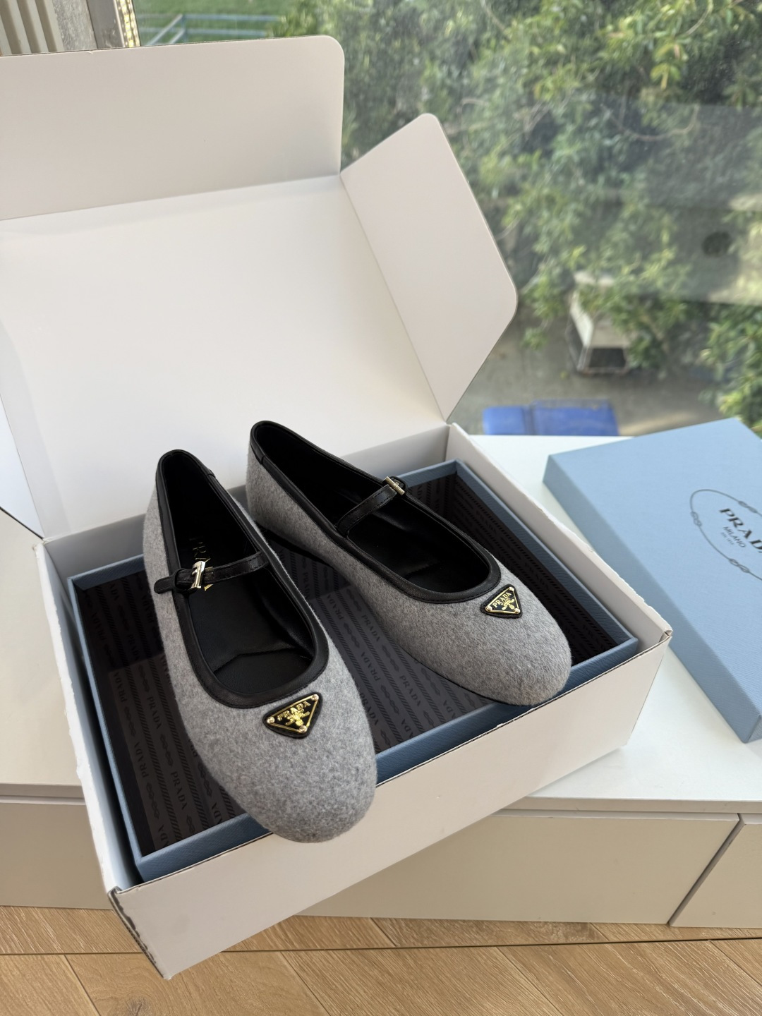 G887统一飞机盒顶级品质所见即所得Prada/普拉达26WF早春新品复古三角标褶皱粗跟平底玛丽珍鞋单鞋 当米兰1913